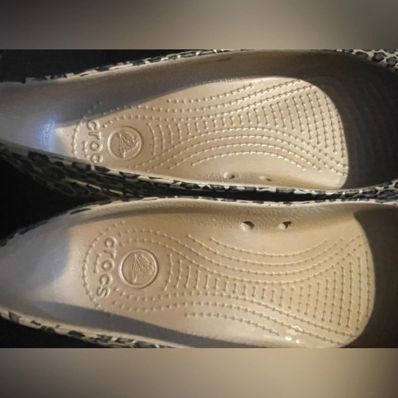 Crocs Leopard Print Black Cap Round Toe Size 7 - Picture 11 of 11